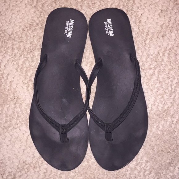 mossimo black flip flops
